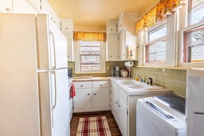 Fridge, microwave, oven, stovetop - Warm and Welcoming 2 Bedroom 2 Blocks from UWYO (Laramie)