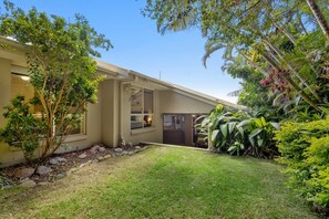 Exterior - Spacious 4-Bed Family Retreat with Pool Near Beach (Coolum Beach)
