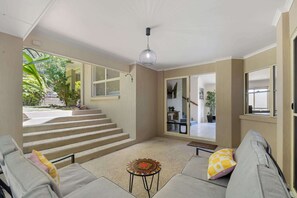 TV - Spacious 4-Bed Family Retreat with Pool Near Beach (Coolum Beach)