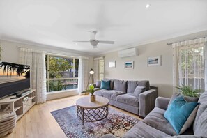 TV - Spacious 4-Bed Family Retreat with Pool Near Beach (Coolum Beach)