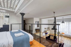 2   室のベッドルーム、デスク、アイロン / アイロン台、旅行用ベビーベッド