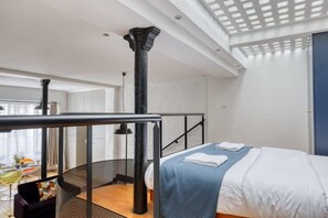 2 quartos, escrivaninha, ferros/tábuas de passar roupa, berço de viagem