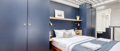 2 makuuhuonetta, työpöytä, silitysrauta/-lauta, vauvan matkasänky