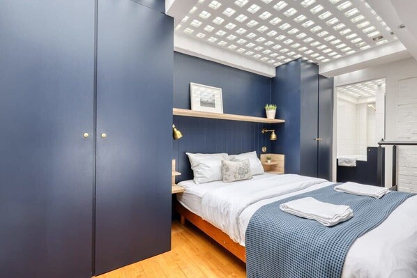 2 sovrum, skrivbord, strykjärn/strykbräda och resesäng