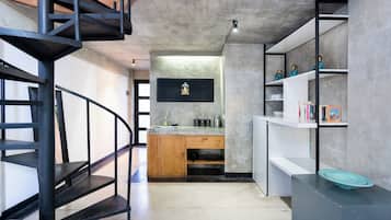 Loft | Woonruimte | Een 32-inch smart-tv met kabelzenders