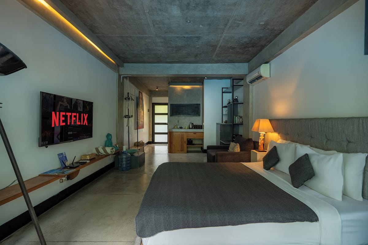 Suite | 1 bedroom, individually decorated, individually furnished, desk