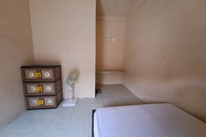 Habitación básica doble | Escritorio, wifi gratis, ropa de cama