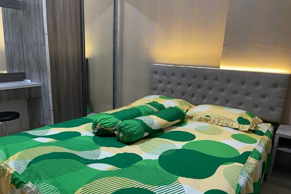 Family Studio | Desk, laptop workspace, bed sheets