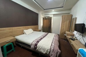 Habitación doble Deluxe | 1 habitación, escritorio y espacio para trabajar con laptop
