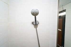 Habitación doble Deluxe | Baño | Regadera y toallas 