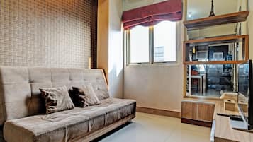 Family Studio | Living area | 32-inch flat-screen TV with cable channels