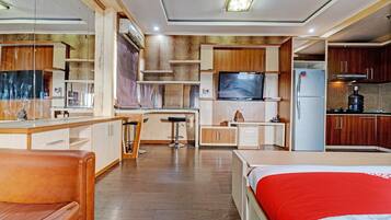 Deluxe Studio | Desk, laptop workspace, free WiFi, bed sheets