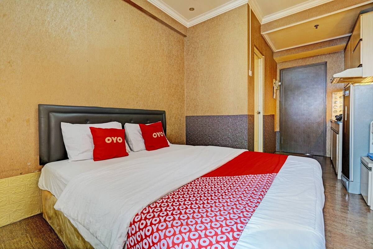 Ein Hotelzimmer mit einem Bett, einem Schrank und einer Tür.
