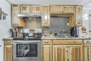 Hus | Eget kjøkken | Kjøleskap, mikrobølgeovn, ovn og oppvaskmaskin