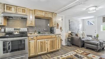 House | Dapur peribadi | Peti sejuk, ketuhar gelombang mikro, ketuhar