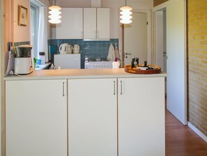 Kühlschrank, Ofen, Hochstuhl, Kochgeschirr/Geschirr/Besteck