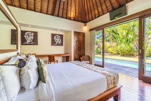 5 bedrooms, desk, laptop workspace, cots/infant beds - Villa Ku Besar by Villa Finder (Seminyak)