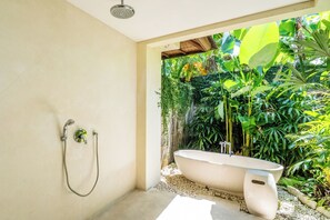 Kombinasi shower/bathtub dan perlengkapan mandi gratis