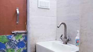 Deluxe Double Room | Bathroom | Shower, slippers, towels