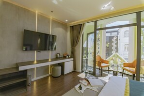 Deluxe Double Room | Bathroom | Shower, rainfall showerhead, hair dryer, slippers - The Elite Hotel (Da Lat)