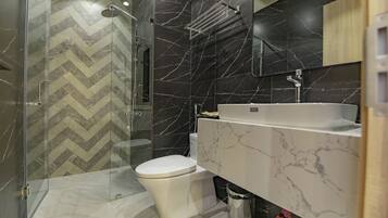 Deluxe Double Room | Bathroom | Shower, rainfall showerhead, designer toiletries, hair dryer