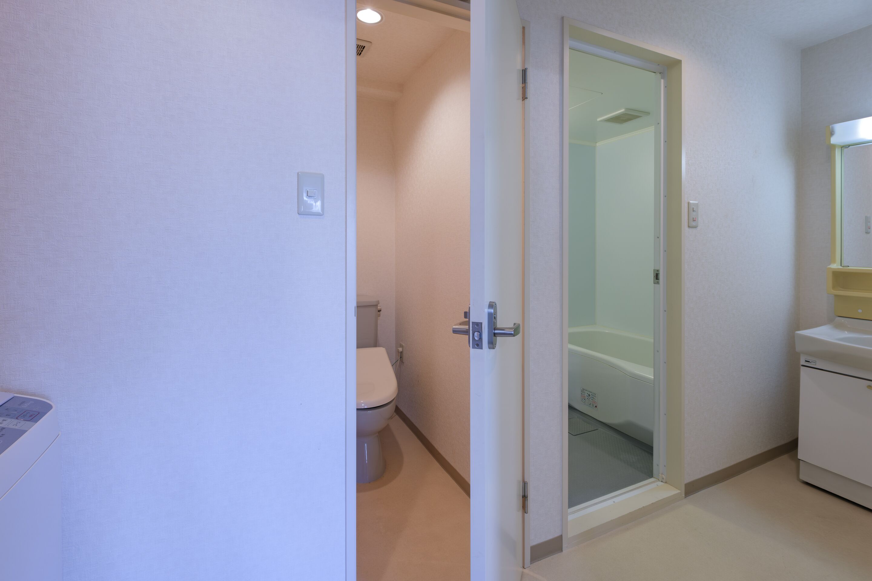 Ein Badezimmer mit Toilette, einer Duschkabine und einem Waschbecken.