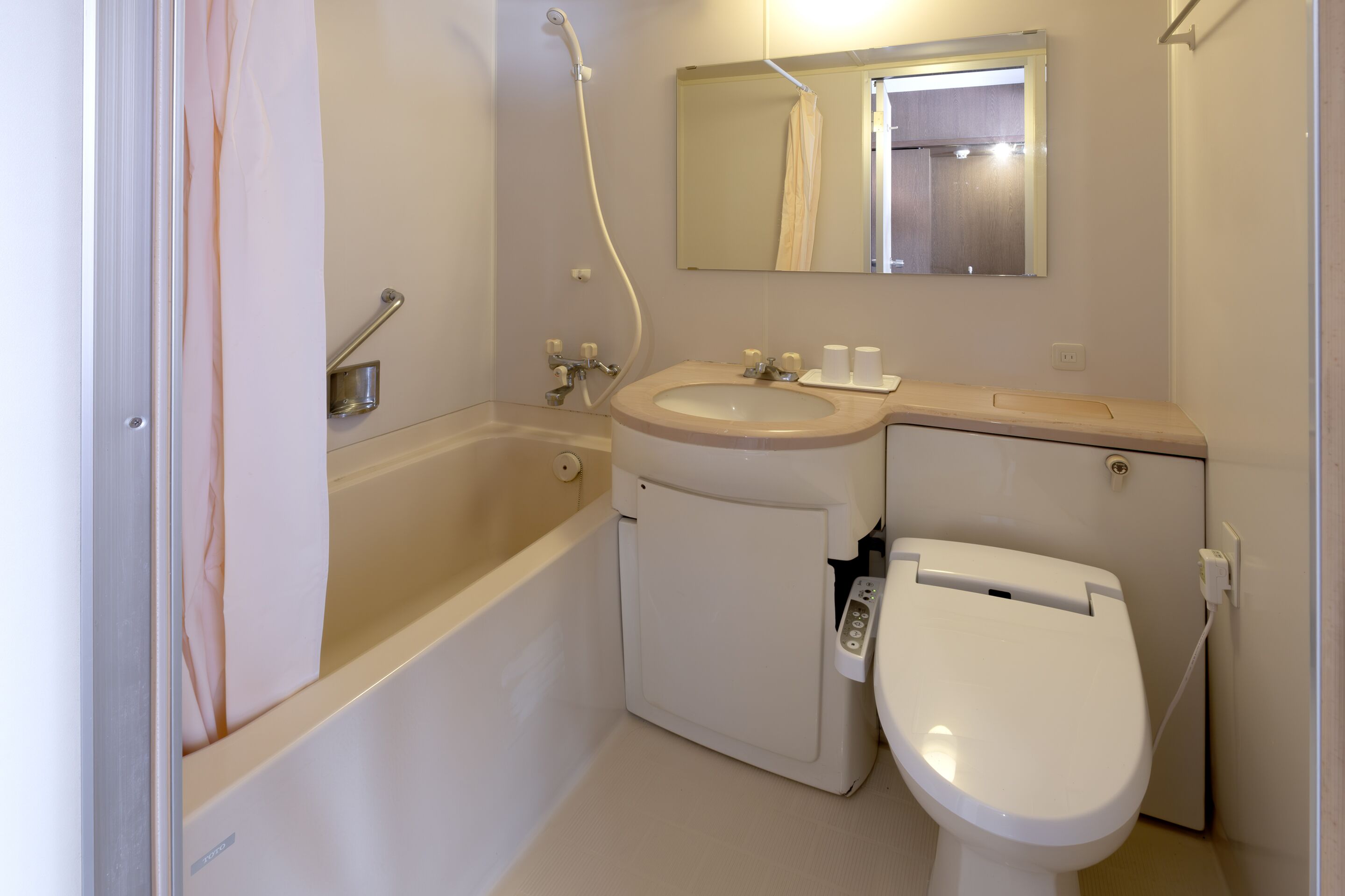 Un baño con bañera, lavamanos e inodoro.