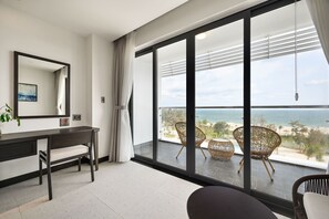 Deluxe Room, 2 Twin Beds, Ocean View | Minibar, in-room safe, desk, blackout drapes