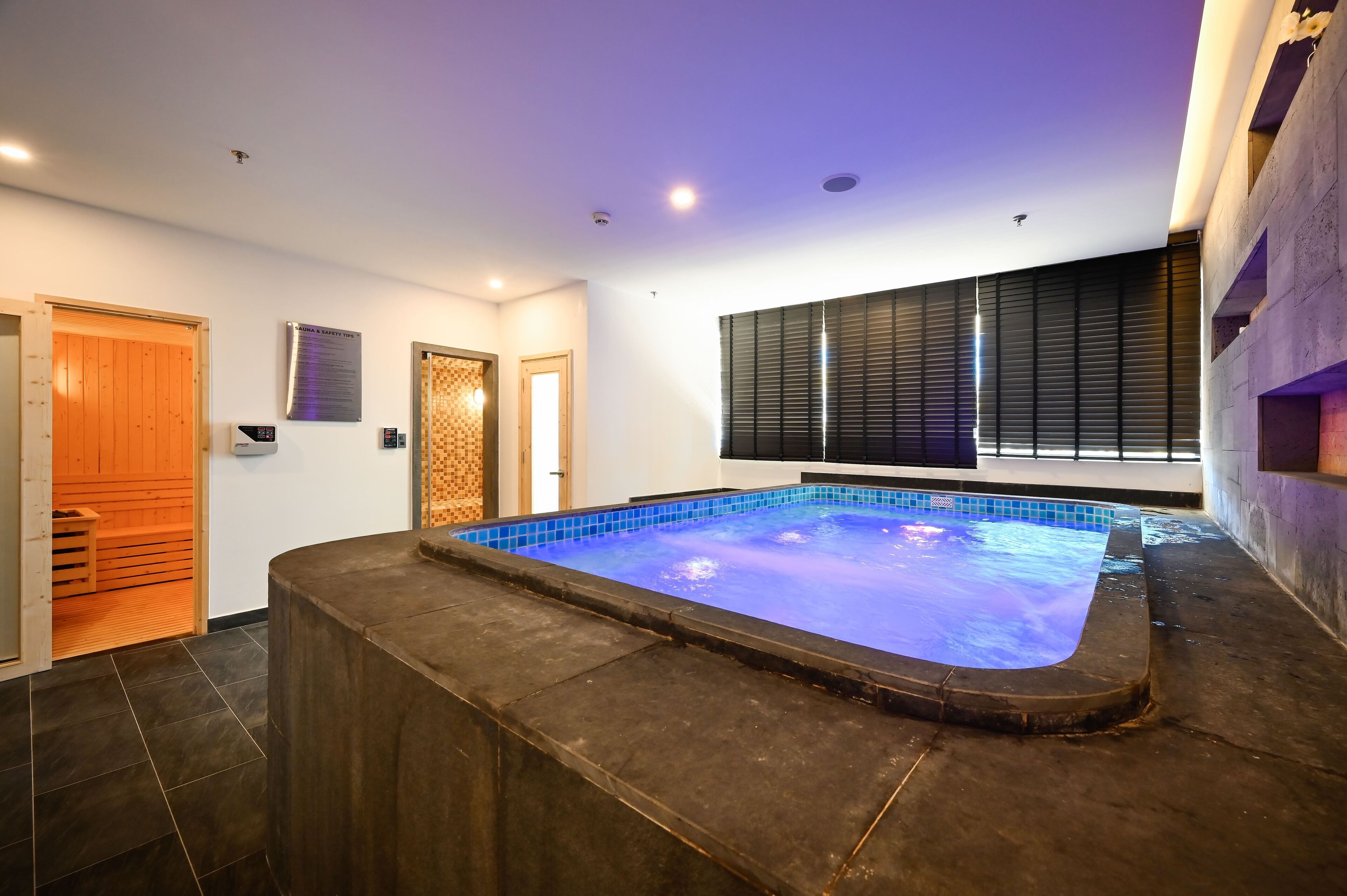 Vasca idromassaggio, bagno turco, massaggi con le pietre calde