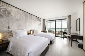 Minibar, safe på rommet, skrivebord og blendingsgardiner