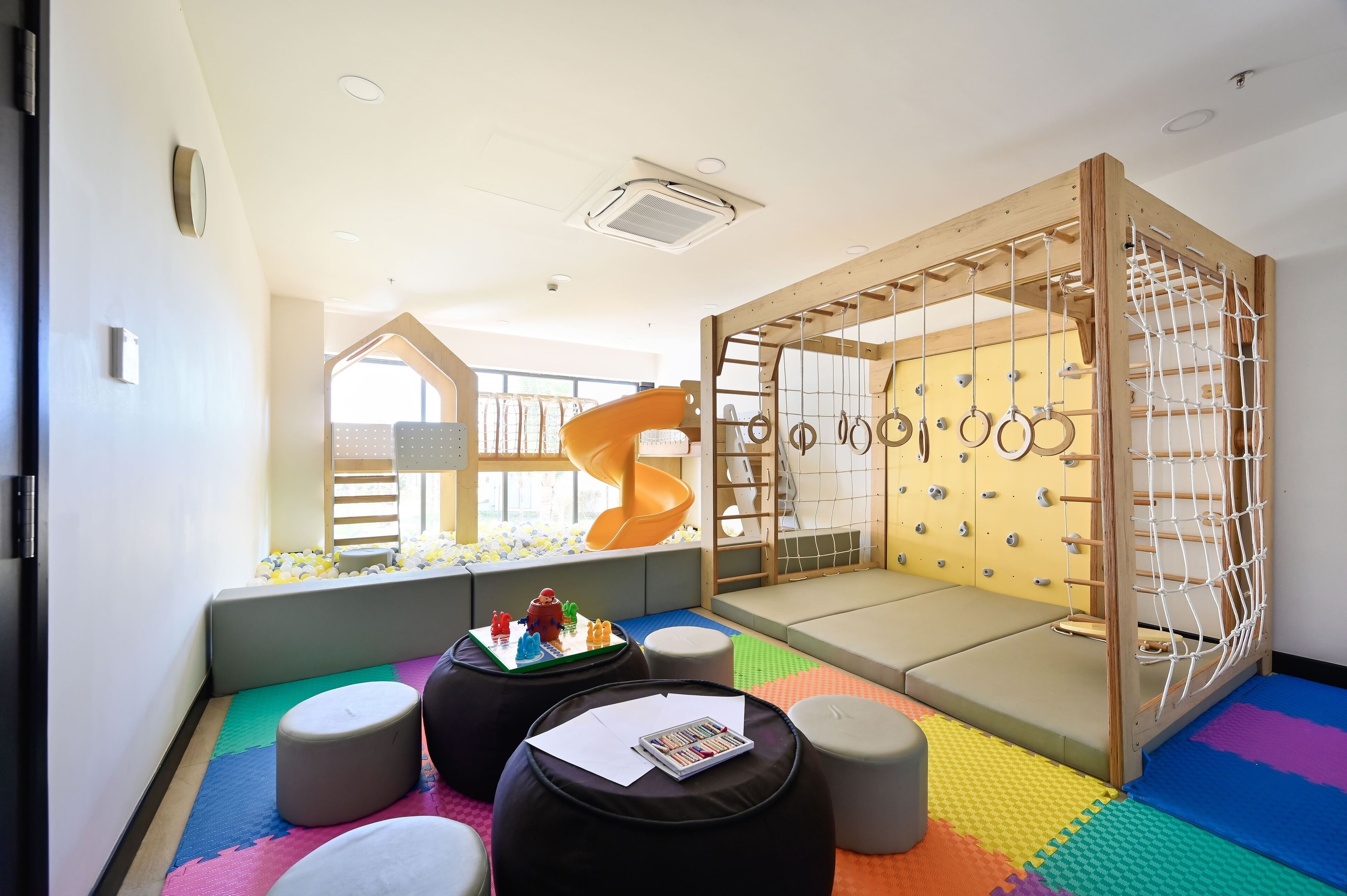 Zona de juegos infantil cubierta