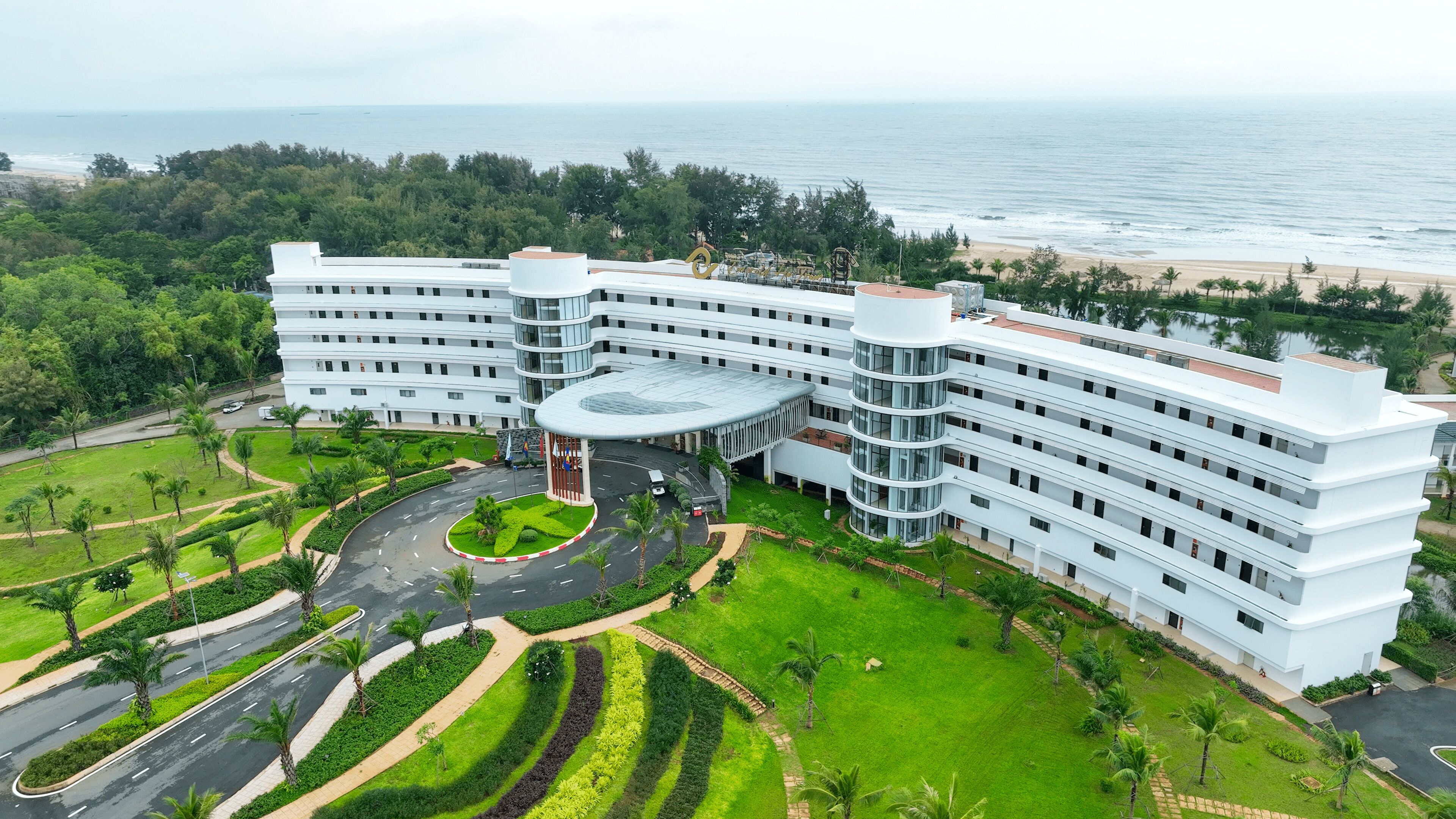 Vista frontal de la propiedad