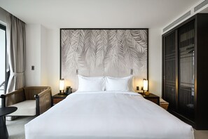 Minibar, in-room safe, desk, blackout curtains - Emerald Ho Tram Resort (Ho Chi Minh City)