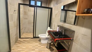 Un baño con ducha, inodoro y lavabo.
