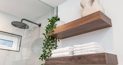 New, Modern & Clean Luxury Studio Suite - Great Location!