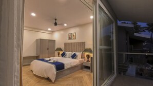 Un dormitorio moderno con cama, mesitas de noche y armario.