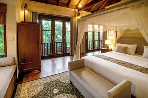 Tabla de planchar con plancha, wifi gratis y ropa de cama 