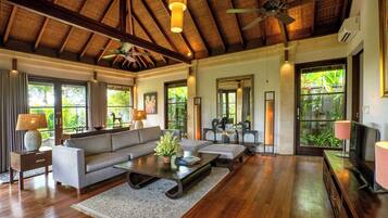 3 Bedroom Pool Villa | Area keluarga | TV layar datar