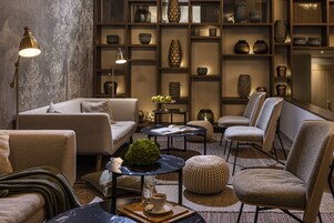 2 Bars/Lounges