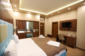 Deluxe Double Room | Hypo-allergenic bedding, desk, laptop workspace, free WiFi - Park Suite Hotel (Baku)