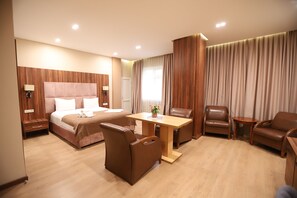 Deluxe Double Room | Hypo-allergenic bedding, desk, laptop workspace, free WiFi - Park Suite Hotel (Baku)