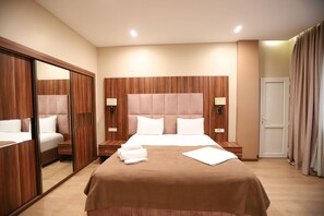 Deluxe Double Room | Hypo-allergenic bedding, desk, laptop workspace, free WiFi - Park Suite Hotel (Baku)
