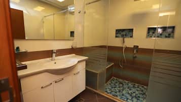 Deluxe Double Room | Hypo-allergenic bedding, desk, laptop workspace, free WiFi