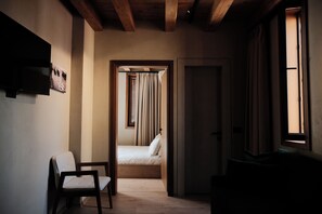 Suite: Tirana | Frette Italian sheets, premium bedding, minibar, desk - Faces & Places Boutique Hotel (Tirana)