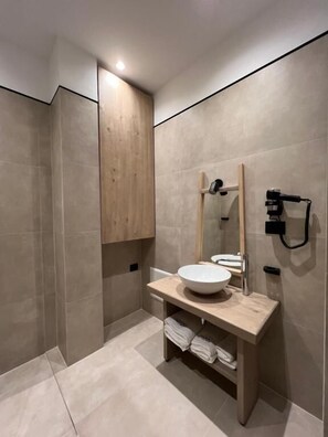 Habitación estándar doble | Baño | Ducha, secador de pelo, zapatillas y toallas