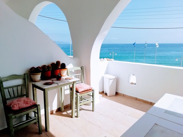 Outdoor dining - LOGARAS APARTMENT WITH VIEW THE SEA (LOGARAS PAROS GREECE)