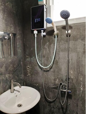 Standard Double Room | Bathroom | Shower, towels, toilet paper