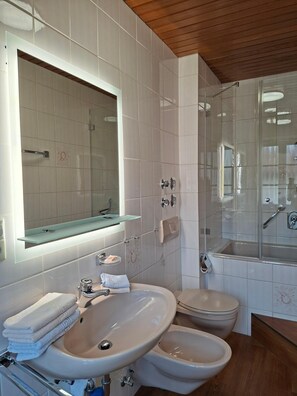 Dusche, Haartrockner, Bidet, Handtücher