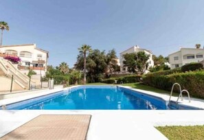 Pool - Casa Amplia y Luminosa a 5 Minutos de la Playa (Las Lagunas de Mijas)