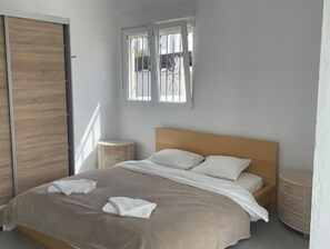 3 Schlafzimmer, Schreibtisch, Bügeleisen/Bügelbrett, Reisekinderbett